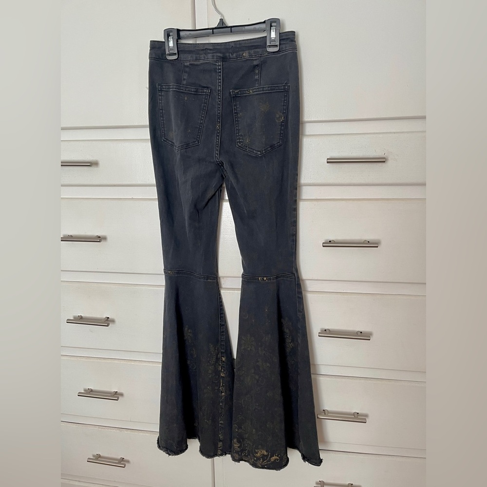 🆕 Free People Black Flared Jeans with faint gold moon and stars print size 25 - Picture 6 of 12